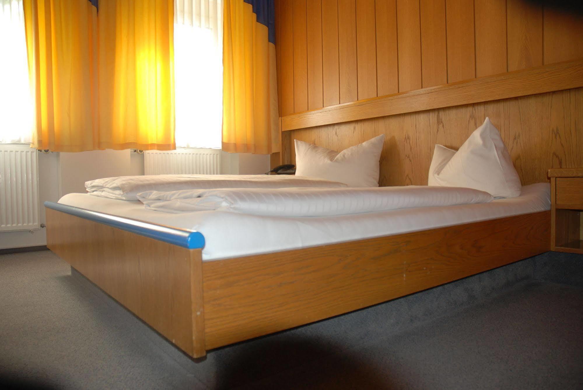 Hotel Zur Post Лайпхайм Екстериор снимка